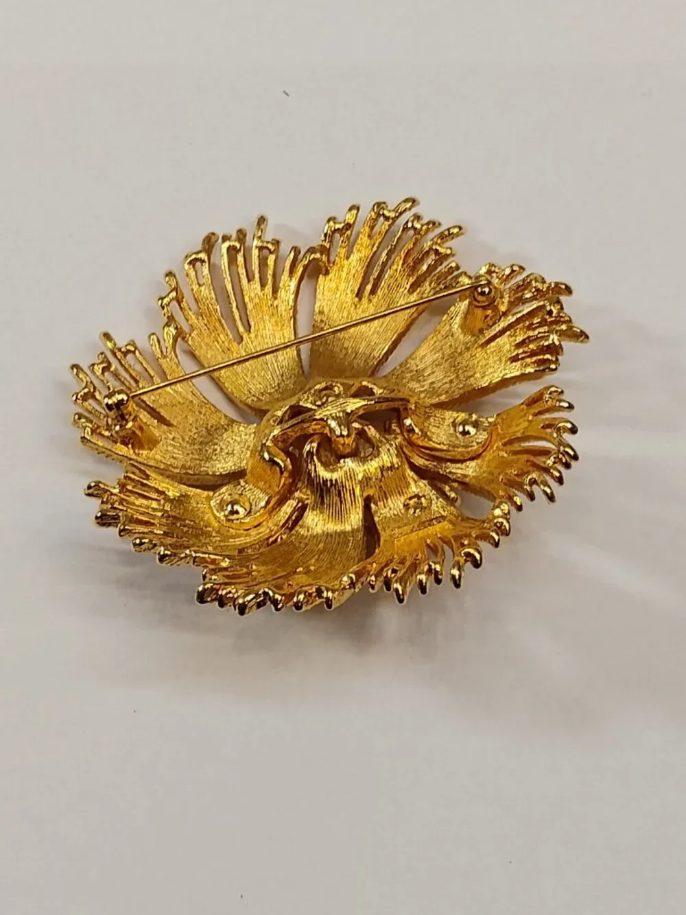 Monet Cordelia Gold Tone Vintage Wiry Wire Round Statement Piece Brooch Pin